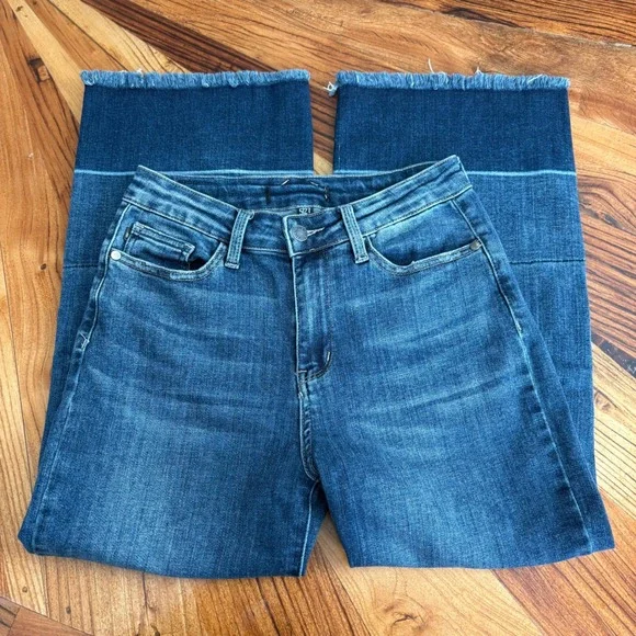 Judy Blue Women's Mid Wash Cropped Flare Jeans Distressed Frayed Hem Size 5 27 - Picture 2 of 6